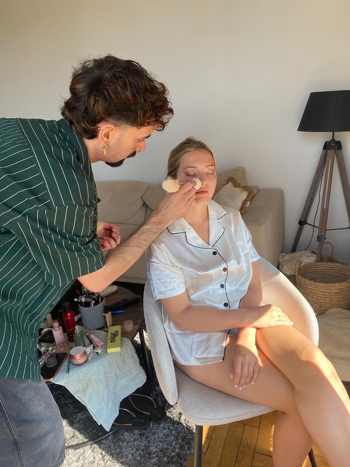 Séance de maquillage professionnel à domicile